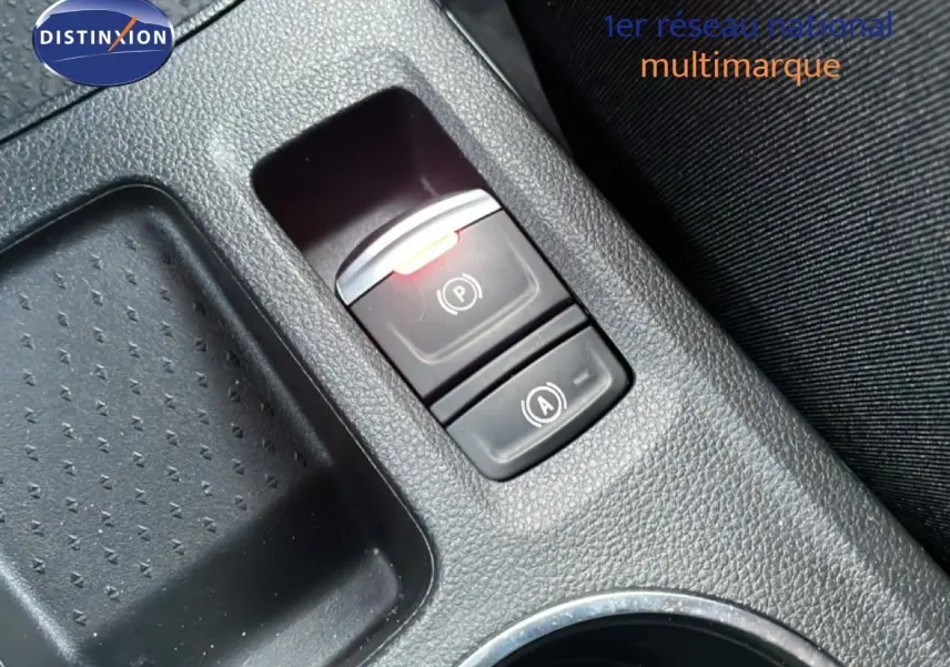 Gros plan sur la console centrale d’une Renault Symbioz gris cassiopée, montrant les commandes de frein à main et auto-hold.