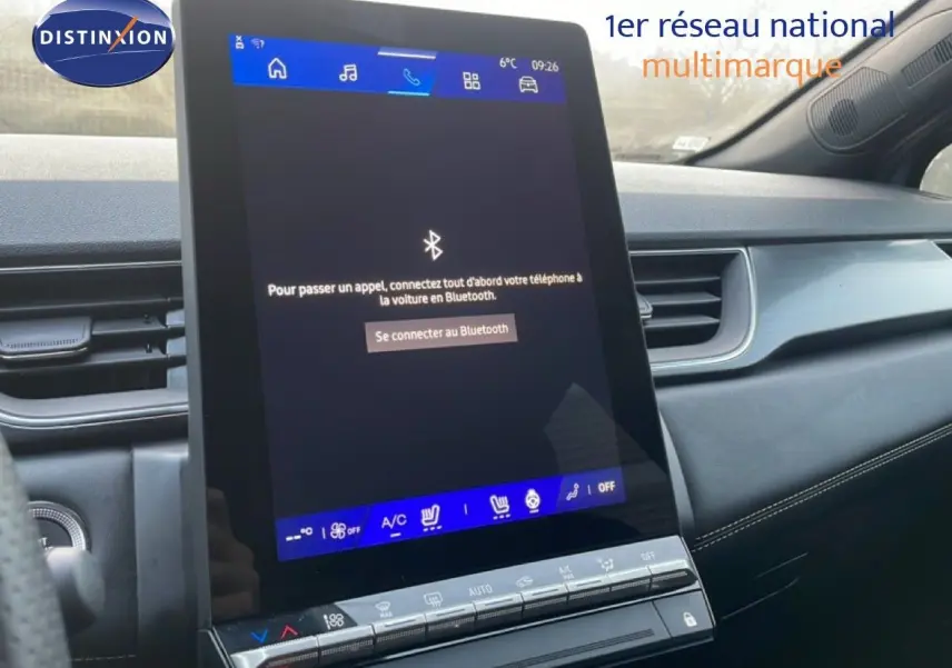 Vue intérieure centrée sur l’écran tactile vertical du tableau de bord du Renault Symbioz gris Cassiopée 2025.
