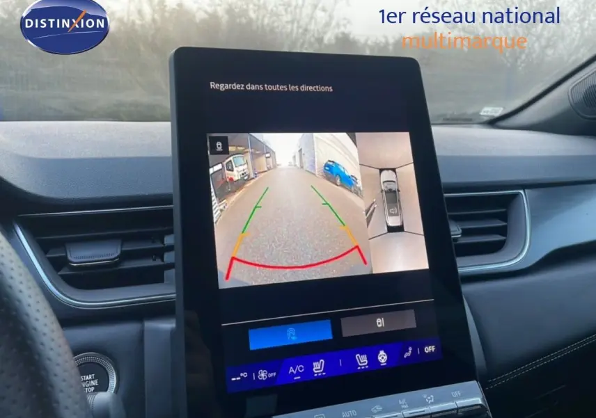 Écran central affichant la caméra de recul avec vue 360°, intérieur noir du Renault Symbioz gris Cassiopée métal.