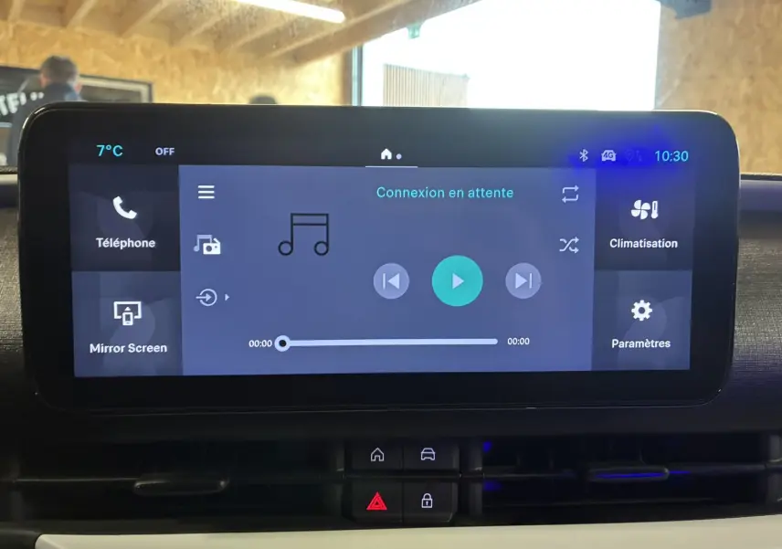 Écran tactile central de la FIAT 600 1.2 Hybrid 2024 affichant les options multimédia et climatisation, intérieur noir.