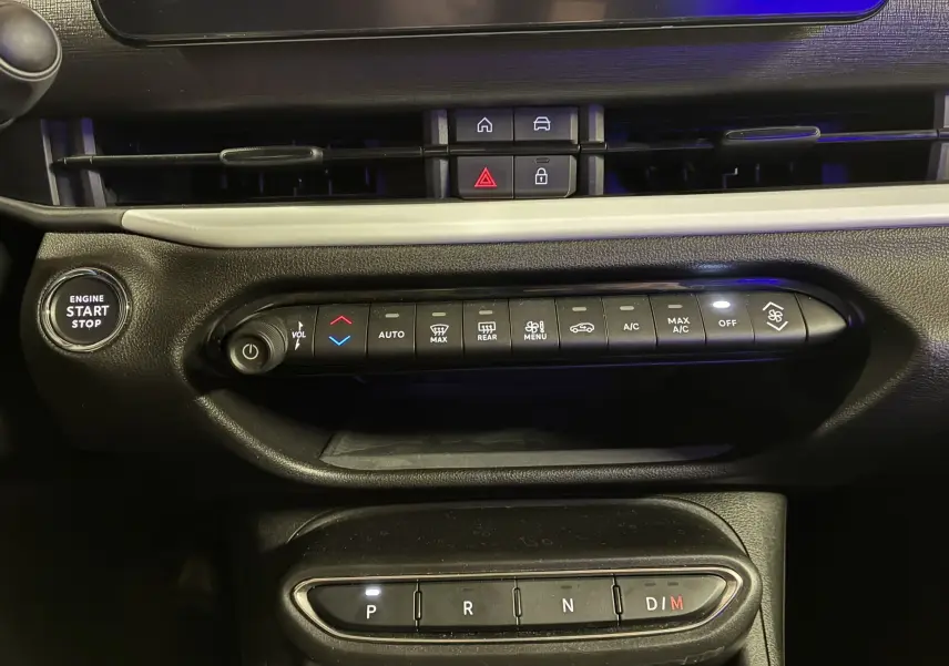 Vue rapprochée de la console centrale noire avec commandes climatisation et bouton start du Fiat 600 1.2 Hybrid 2024.