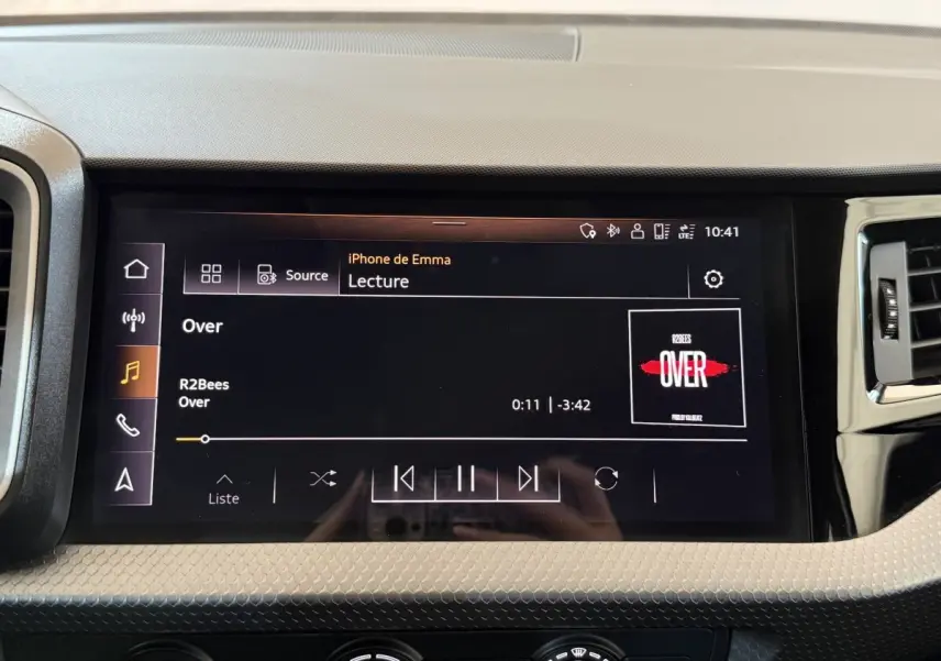 Écran tactile central de l'Audi A1 2021 affichant la lecture musicale, entouré de la console noire et grise.