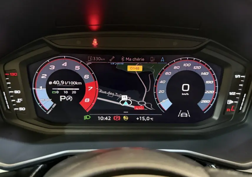Vue rapprochée du tableau de bord numérique d'une Audi A1 noire 2021, affichant la navigation et les compteurs digitaux.