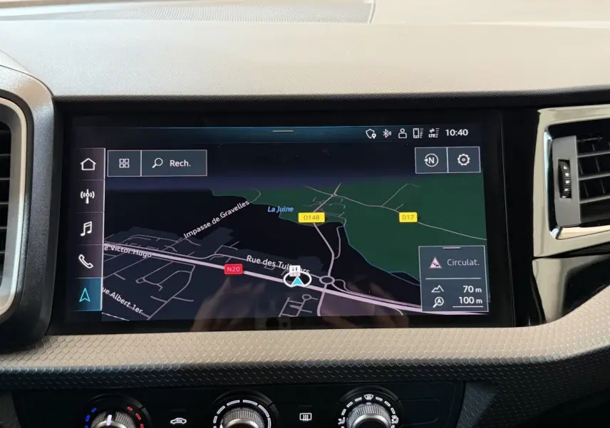 Vue rapprochée de l’écran tactile de navigation 3D dans le tableau de bord de l’Audi A1 noire, version 2021.