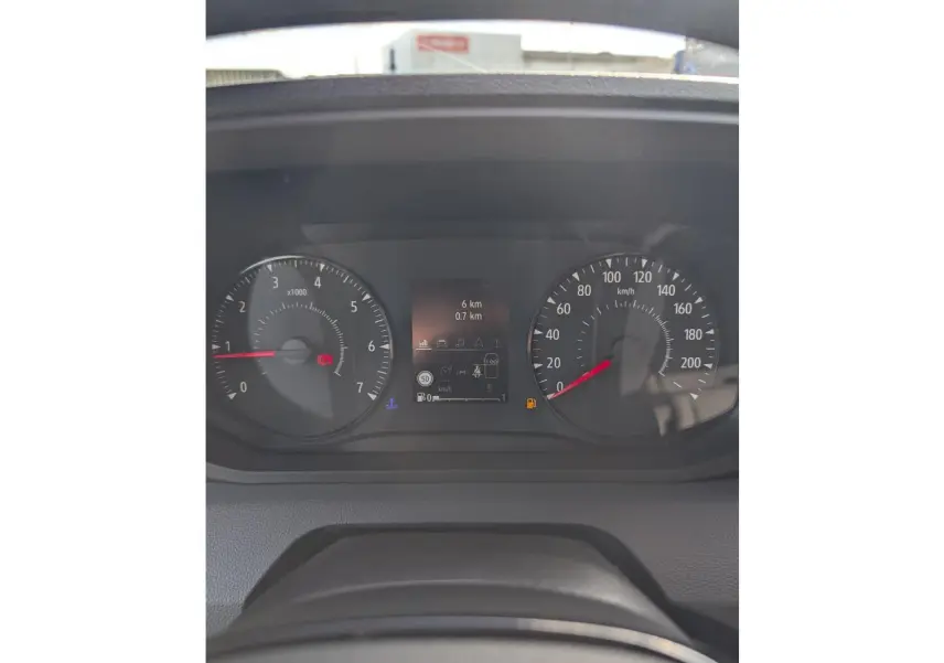 Tableau de bord digital du Renault Master IV, affichage des compteurs à aiguille et écran central lumineux