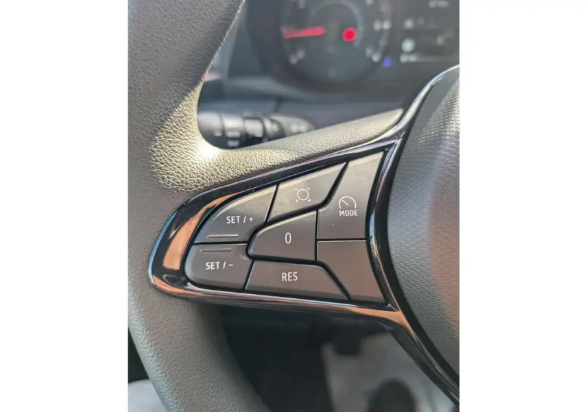 Gros plan sur les commandes de régulateur de vitesse au volant noir du Renault Master IV blanc de 2025.