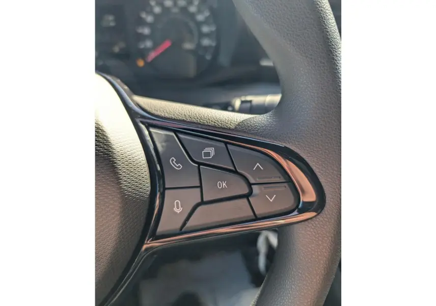 Gros plan sur les commandes multifonctions à droite du volant du Renault Master 2025, finition noire et chrome.