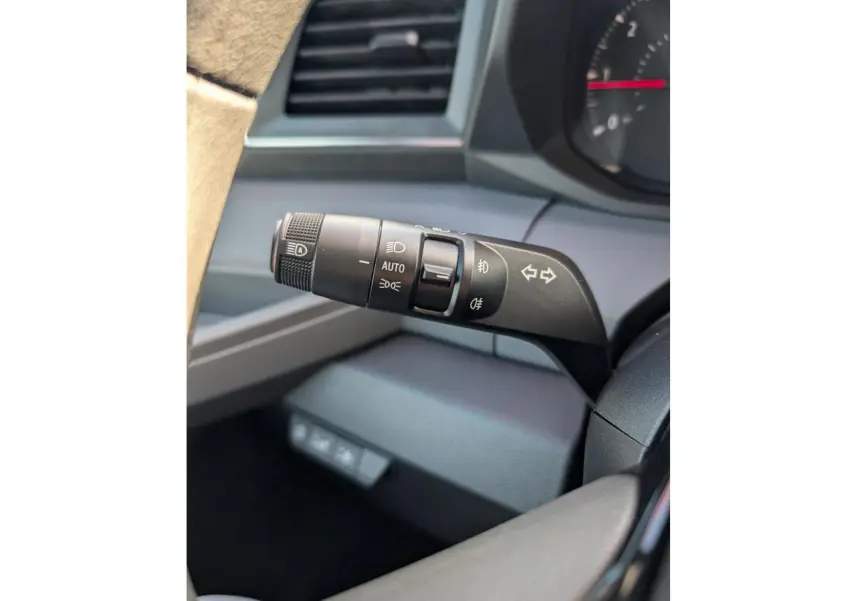 Gros plan sur la commande des feux et clignotants noire dans l'habitacle du Renault Master blanc 2025.