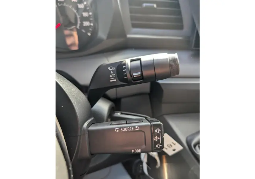 Gros plan sur les commandes au volant du Renault Master IV 2025, avec levier noir et tableau de bord gris.