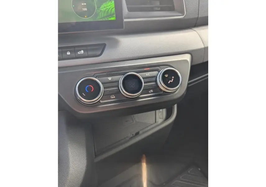 Gros plan sur les commandes de climatisation du tableau de bord du Renault Master blanc 2025, intérieur gris.