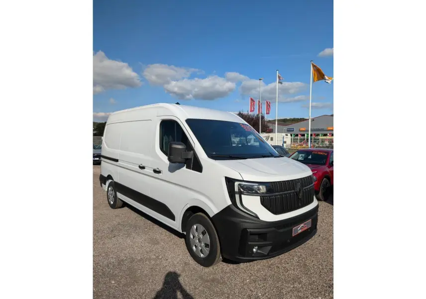 Renault Master blanc en vue 3/4 avant droit avec calandre noire et pare-chocs noir mat sur parking.