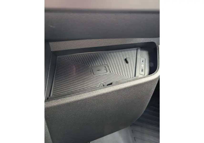 Gros plan sur le chargeur sans fil et ports USB dans l'habitacle du Renault Master blanc 2025.
