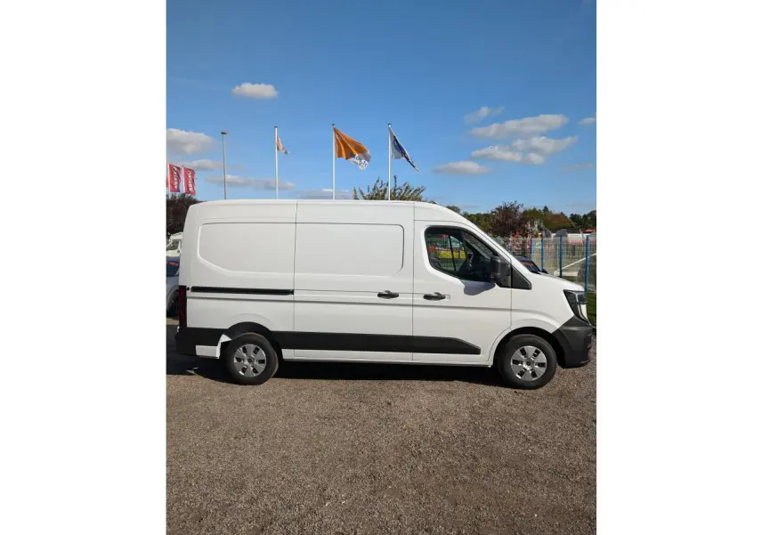 Profil droit d’un utilitaire Renault Master blanc, version 2025, avec panneaux latéraux tôlés et jantes tôle 16 pouces.