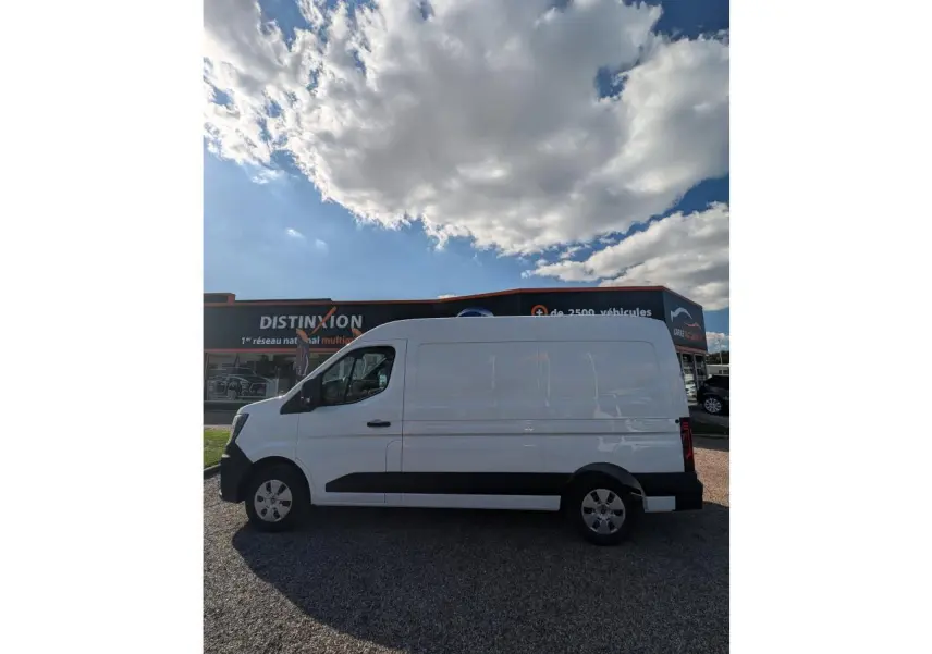 Renault Master blanc vu de profil côté gauche, fourgon utilitaire avec panneaux latéraux tôlés et jantes tôle.