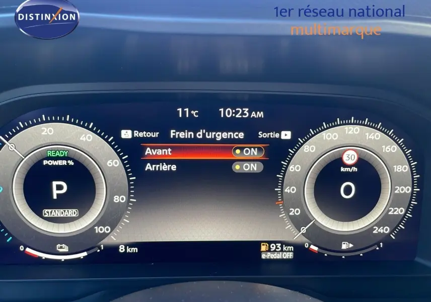Tableau de bord numérique du Nissan Qashqai 2025 affichant les réglages du frein d'urgence et la vitesse à 0 km/h.
