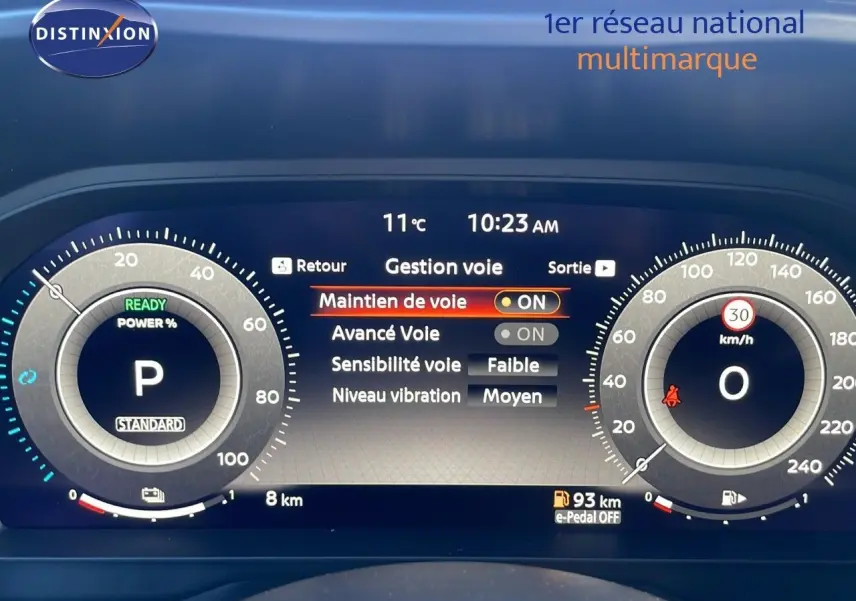 Tableau de bord numérique du Nissan Qashqai 2025 affichant la gestion de voie et la vitesse à 0 km/h.