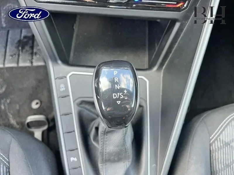 Le levier de vitesses automatique noir de la Volkswagen Polo 2022 en gros plan intérieur.