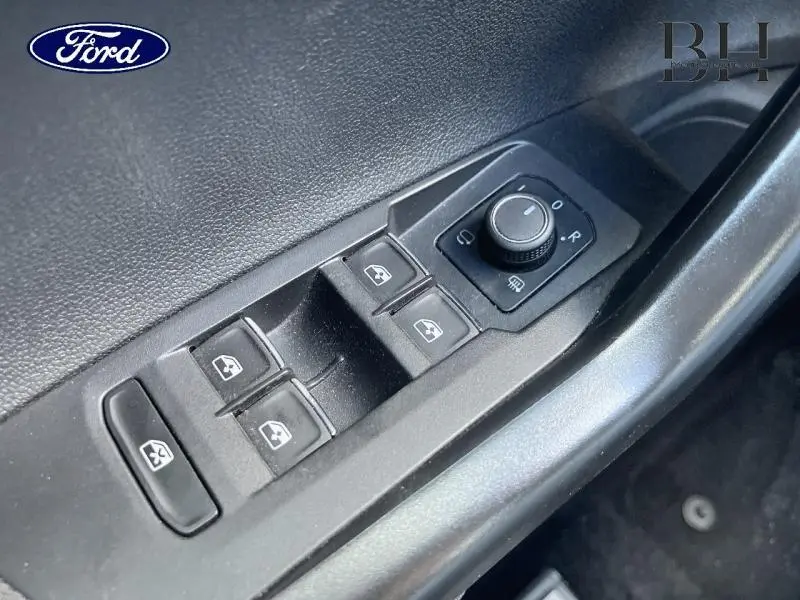 Panneau de commandes des vitres et rétroviseurs côté conducteur d'une Volkswagen Polo 2022 couleur Reflet d'Argent métallisé.