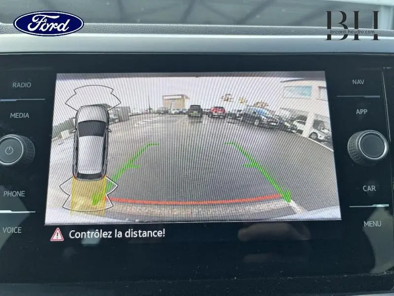 Affichage caméra de recul d'une Volkswagen Polo Reflet d'Argent, vue arrière avec lignes de guidage vertes et rouges.