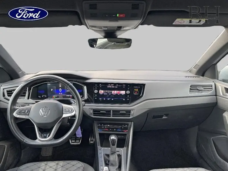 Vue intérieure du tableau de bord et volant cuir multifonction d'une Volkswagen Polo 2022 Reflet d'Argent métallisé.