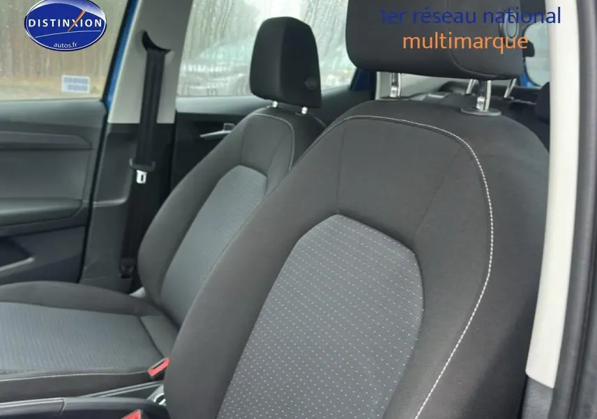 Gros plan sur les sièges avant en tissu gris du SEAT Arona 2025, vue intérieure côté droit.