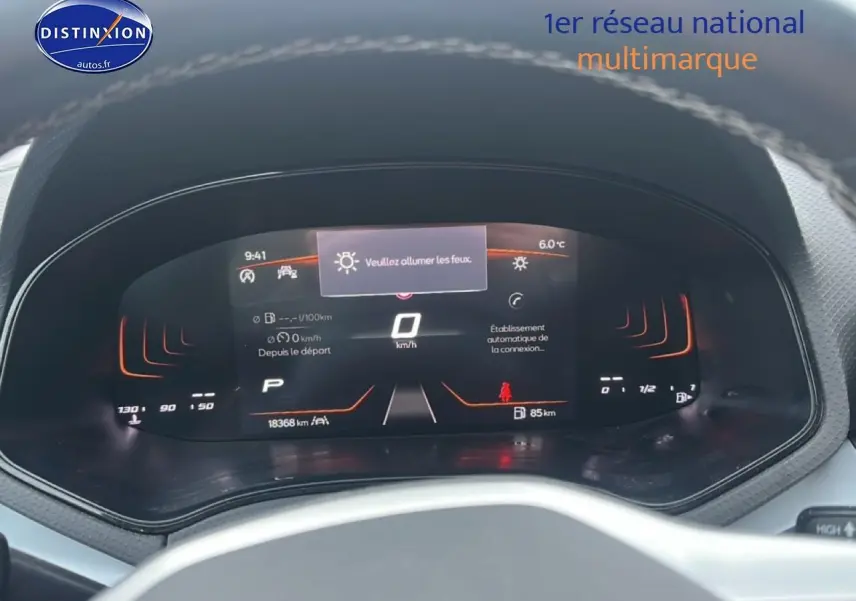 Vue rapprochée du tableau de bord numérique de la SEAT Arona 2025 avec affichage digital et éclairage orange.