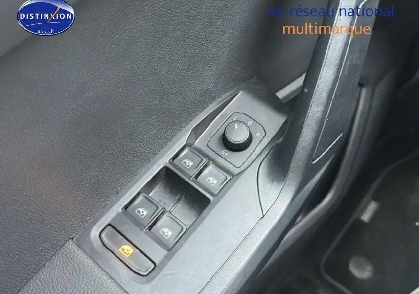 Gros plan sur les commandes des vitres électriques et réglage des rétroviseurs côté conducteur d'un SEAT Arona 2025.