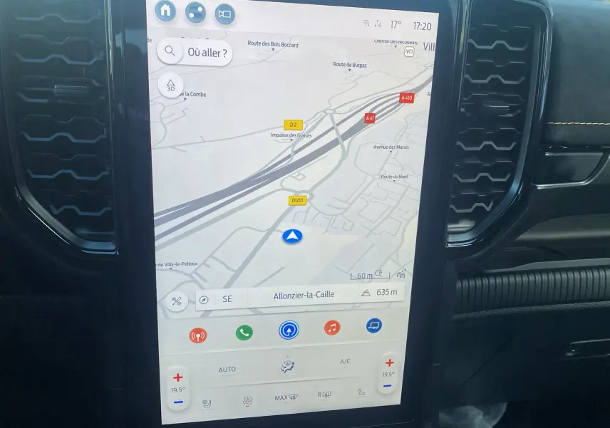 Écran tactile central du Ford Ranger 2025 gris carbone affichant la navigation GPS et commandes climatisation.