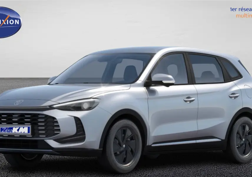 MG ZS 2025 Cosmic Silver en 3/4 avant droit, avec calandre noire large et jantes noires aérodynamiques.