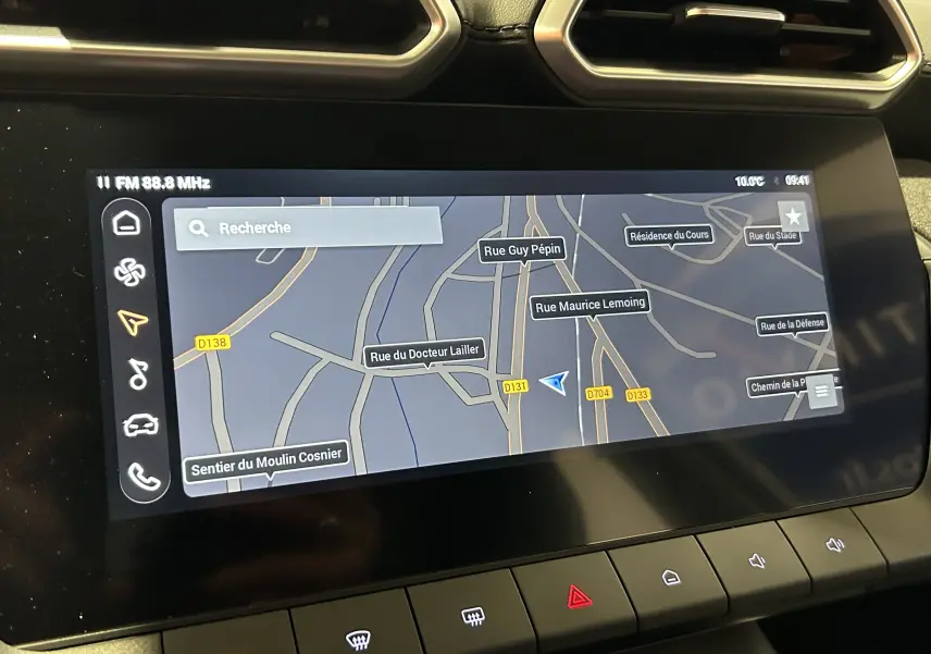 Écran tactile du GPS de la MG ZS 1.5 L Hybrid+ 2025 affichant une carte routière avec plusieurs rues nommées.