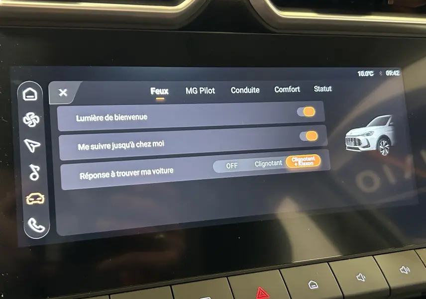 Écran tactile intérieur du MG ZS Cosmic Silver 2025 montrant les réglages des feux avec illustration du véhicule côté droit.