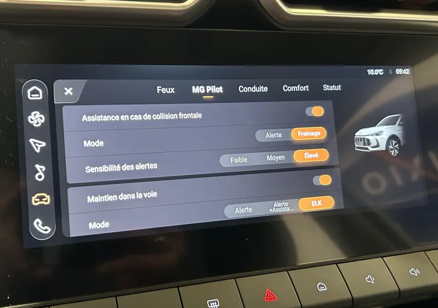 Écran tactile intérieur montrant les réglages MG Pilot du MG ZS 1.5 L Hybrid+ 2025 en Cosmic Silver.