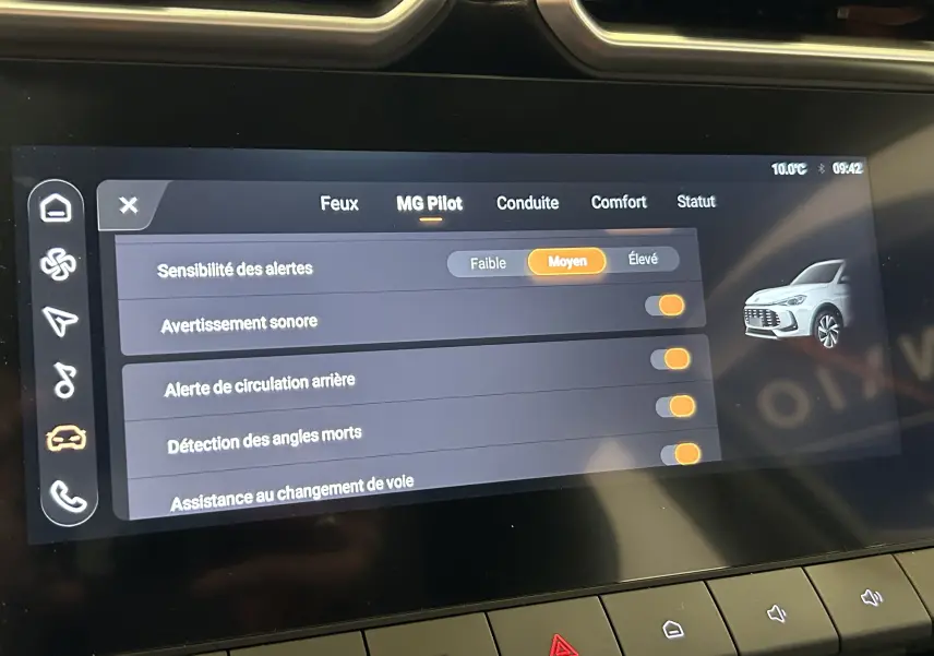 Écran tactile intérieur montrant les réglages MG Pilot avec une illustration 3/4 avant du MG ZS Cosmic Silver.