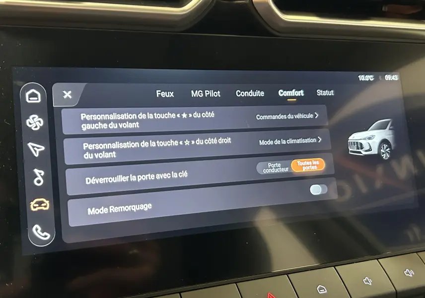 Écran tactile intérieur du MG ZS 2025 montrant le menu confort avec illustration du SUV Cosmic Silver côté droit.