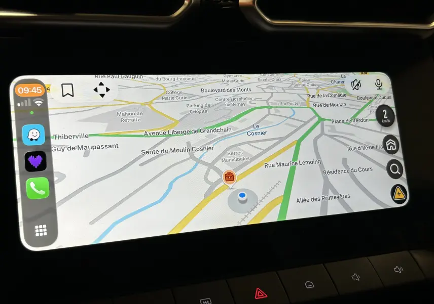 Écran tactile intérieur du MG ZS Cosmic Silver 2025 affichant la navigation GPS avec carte détaillée et icônes d'applications.