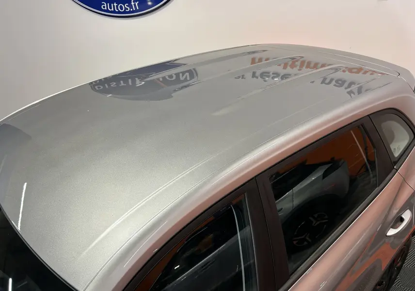 Vue en plongée du toit Cosmic Silver du MG ZS 1.5 L Hybrid+ 2025, soulignant la finition lisse et les contours du toit.
