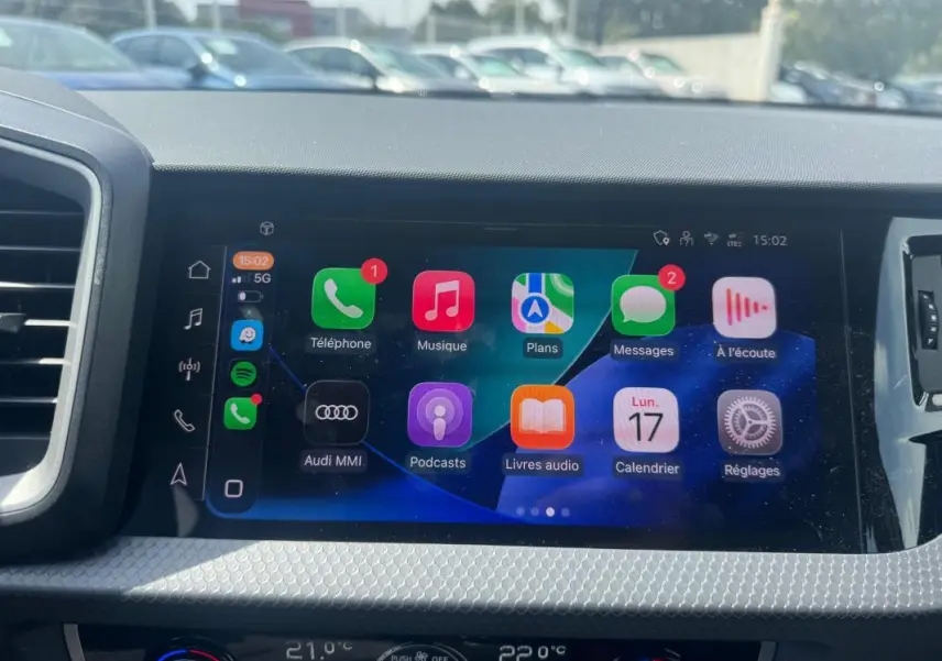 Écran tactile central du cockpit numérique de l'Audi A1 Sportback 2025, affichant les applications connectées.