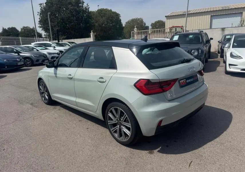 Audi A1 Sportback gris vue 3/4 arrière droit, toit noir contrasté et jantes alliage distinctives.