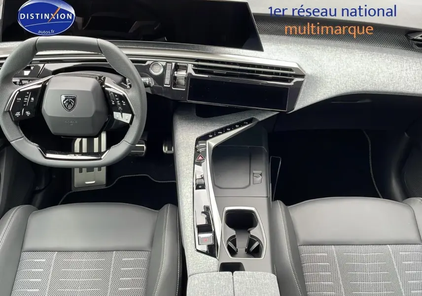 Vue intérieure du tableau de bord et volant cuir noir du Peugeot 3008 Hybrid 145 GT e-dcs6 2025.