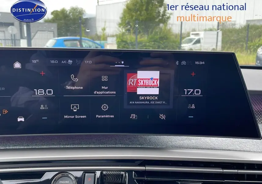 Vue intérieure du tableau de bord du Peugeot 3008 Hybrid 145 GT e-dcs6 2025 avec écran tactile et commandes digitales.
