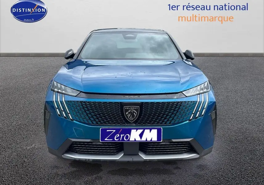 Vue frontale du Peugeot 3008 Hybrid 145 GT e-dcs6 en bleu obsession avec calandre distinctive et phares LED.