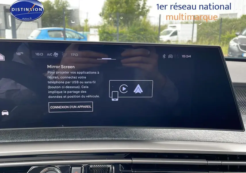 Écran tactile central du tableau de bord du Peugeot 3008 Hybrid 145 GT e-dcs6 avec reflet extérieur visible.