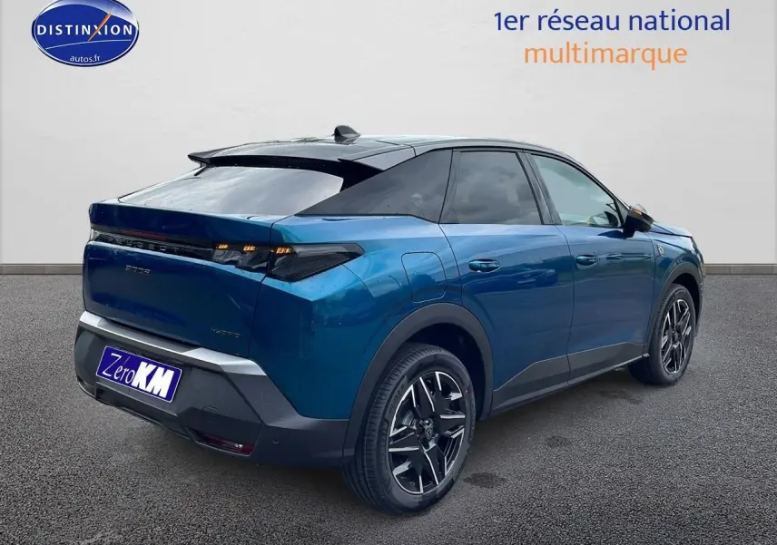 Vue 3/4 arrière droite du Peugeot 3008 Hybrid 145 GT bleu obsession avec jantes alliage et toit noir contrasté.