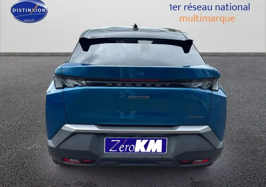 Vue arrière du Peugeot 3008 Hybrid 145 gt e-dcs6 en bleu obsession avec feux LED et hayon motorisé visible.