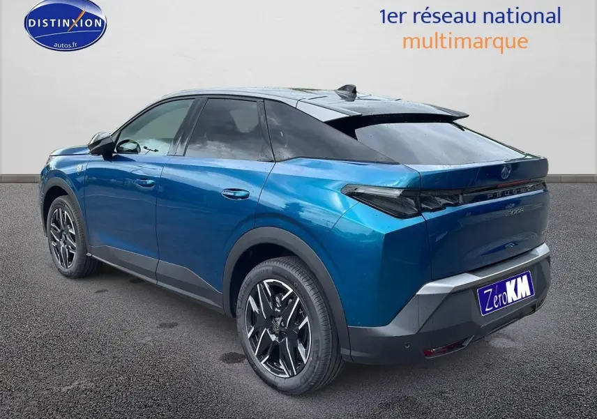 PEUGEOT 3008 Hybrid 145 GT bleu obsession vu de trois quarts arrière droit avec jantes alu noires.