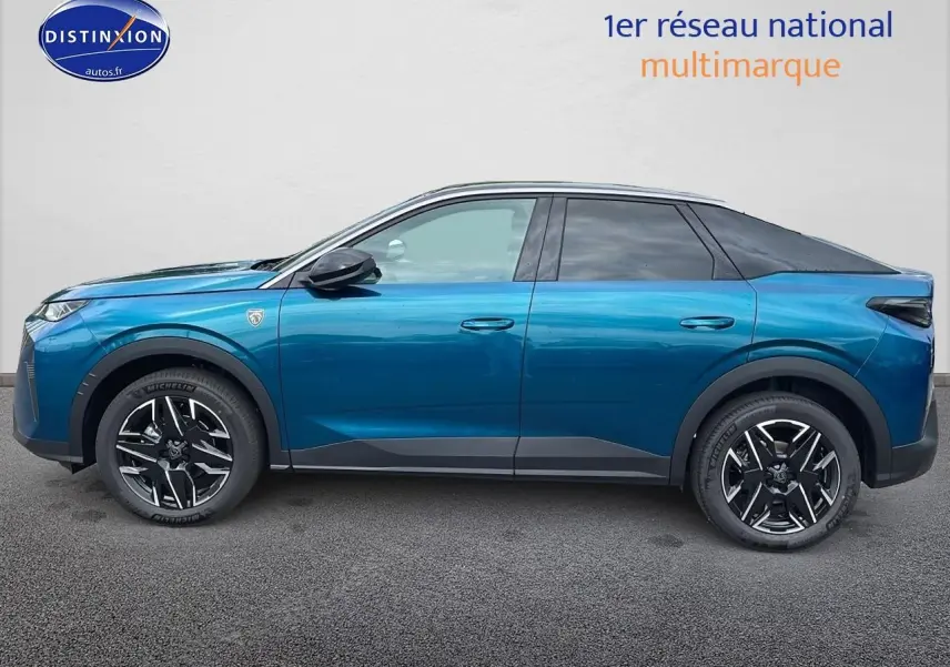 Profil côté gauche du Peugeot 3008 Hybrid 145 GT e-dcs6 2025 en Bleu Obsession avec jantes alu noires et toit noir.