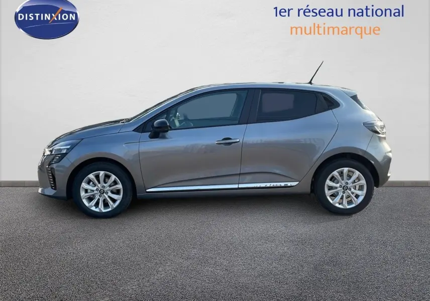 Profil côté gauche de la Renault Clio 1.5 dCi 100ch Evolution gris schiste métal avec jantes alliage et vitres teintées.