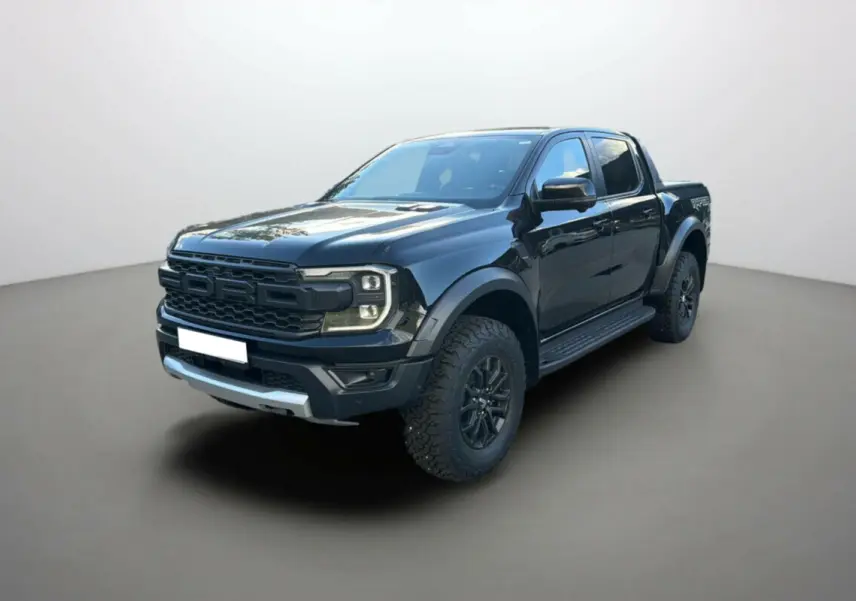 Ford Ranger Raptor 2024 noir absolu vu en 3/4 avant droit avec calandre imposante et pneus tout-terrain robustes
