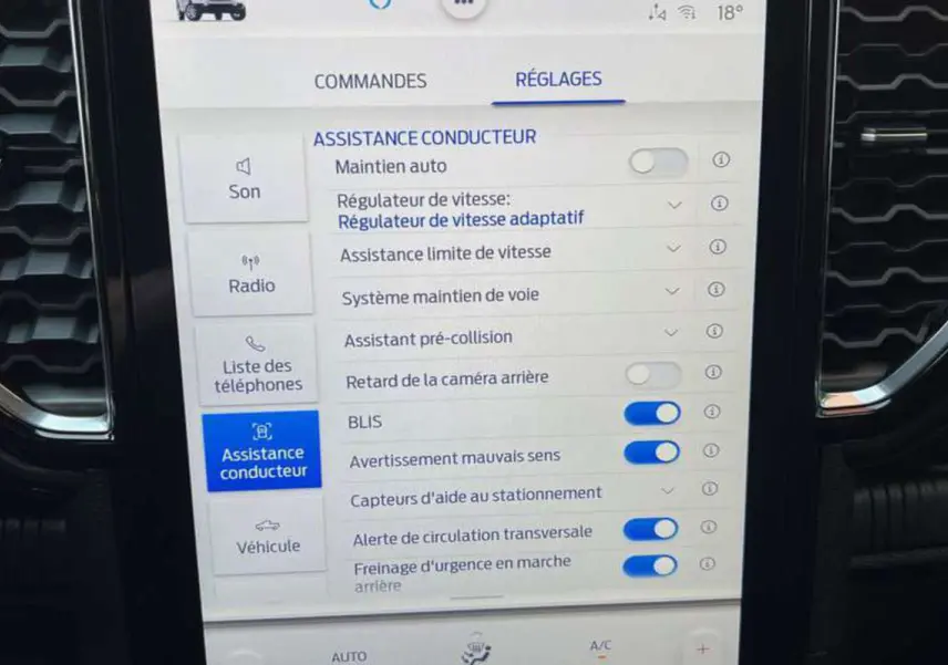 Écran tactile du Ford Ranger 2025 noir agate montrant les réglages d'assistance conducteur avec options activées.