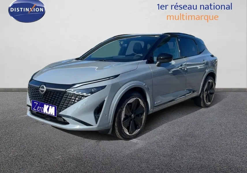 Nissan Qashqai 2025 gris céramique métal avec toit noir, vue 3/4 avant mettant en valeur ses jantes noires distinctives.